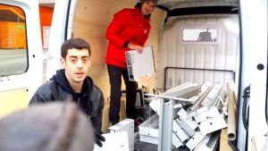 Matevz und Ivo bei Nicht-Programmier-arbeiten & Istok hinter der Kamera